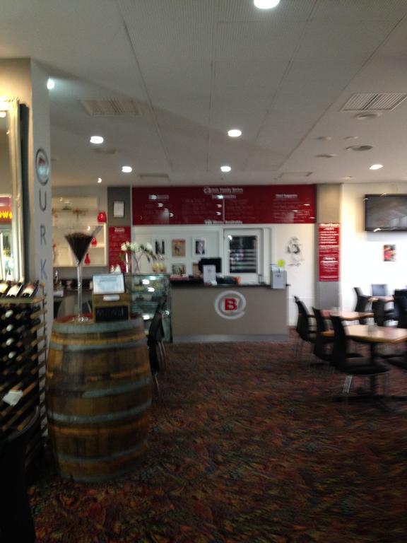 Burkes Hotel Motel Yarrawonga Exterior foto